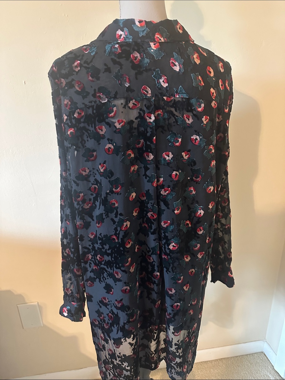 Intro woman 2x  2 piece Black Sheer Floral Button-Up Tunic - Picture 5 of 13